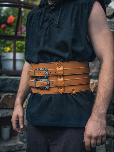 Trollfelsen Mittelalter Gewandung Gürtel Morwen Rotbraun Seite